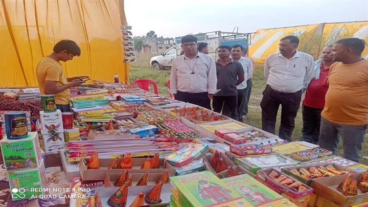 राजस्व अधिकारियों ने किया पटाखा दुकानों और होटलों का निरीक्षण राजस्व अधिकारियों ने किया पटाखा दुकानों और होटलों का निरीक्षण