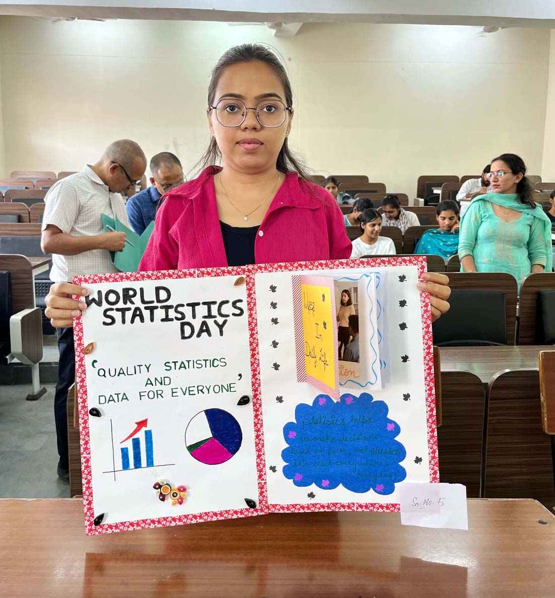कार्यक्रम में अपनी प्रतिभा का प्रदर्शन करते विद्यार्थी। कार्यक्रम में अपनी प्रतिभा का प्रदर्शन करते विद्यार्थी।