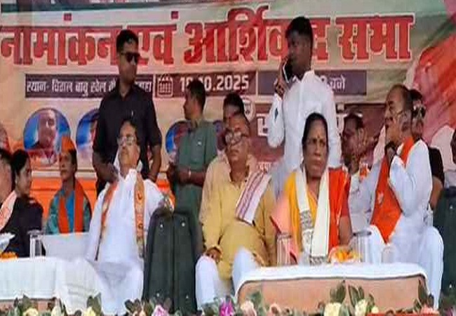 नामांकन के दाैरान तिपुरा के सीएम सहित मंच पर अनय नेता नामांकन के दाैरान तिपुरा के सीएम सहित मंच पर अनय नेता