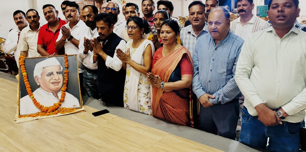 पूर्व मुख्यमंत्री स्व. पं. नारायण दत्त तिवारी जी की 100वीं जयंती एवं 7वीं पुण्यतिथि के अवसर पर श्रद्धांजलि पूर्व मुख्यमंत्री स्व. पं. नारायण दत्त तिवारी जी की 100वीं जयंती एवं 7वीं पुण्यतिथि के अवसर पर श्रद्धांजलि