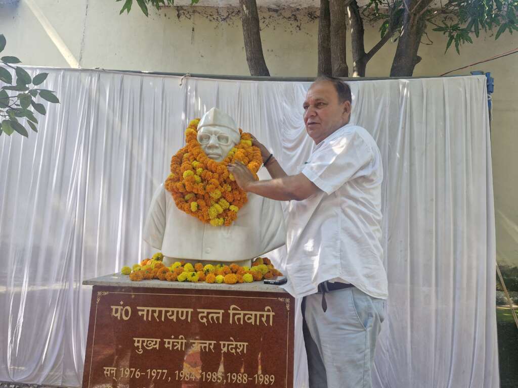 परिषद अध्यक्ष अनिल कपूर डब्बू की पहल,मंडी परिसर में पूर्व सीएम स्व एनडी तिवारी की मूर्ति का किया गया अनावरण परिषद अध्यक्ष अनिल कपूर डब्बू की पहल,मंडी परिसर में पूर्व सीएम स्व एनडी तिवारी की मूर्ति का किया गया अनावरण