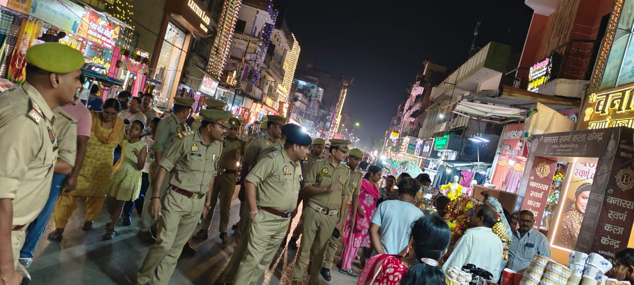 वाराणसी के बाजारों में भीड़ वाराणसी के बाजारों में भीड़