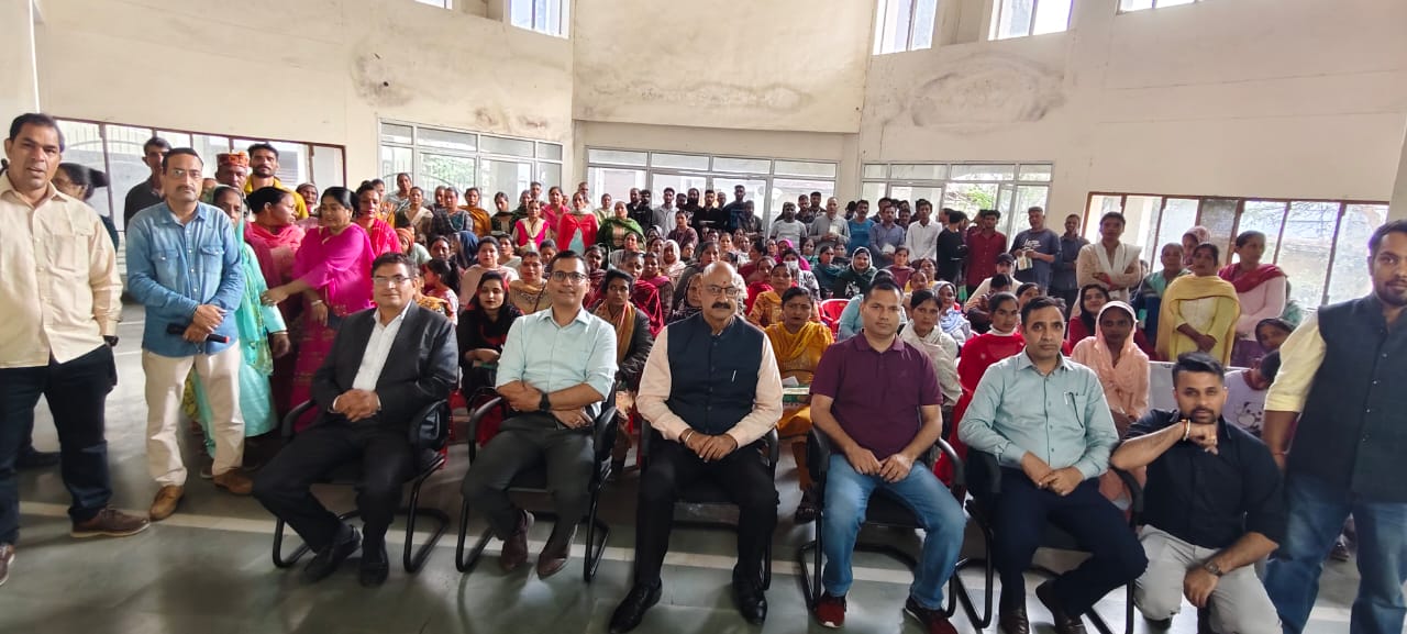 धनतेरस के अवसर पर सफाई कर्मियों के साथ। धनतेरस के अवसर पर सफाई कर्मियों के साथ।