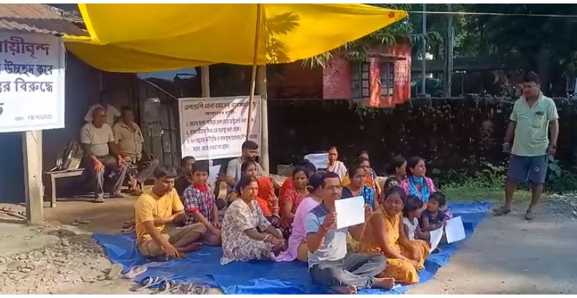 धरने पर बैठे व्यापारी और उनका परिवार धरने पर बैठे व्यापारी और उनका परिवार