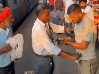 स्टेशन में हंगामा, यूपीआई पेमेंट फेल होने पर वेंडर ने यात्री की घड़ी छीन ली, स्टेशन में हंगामा, यूपीआई पेमेंट फेल होने पर वेंडर ने यात्री की घड़ी छीन ली,
