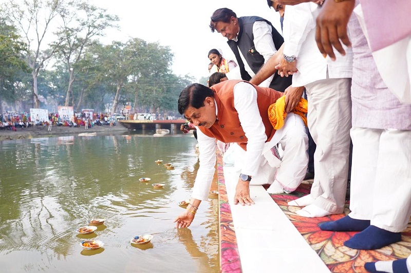 मप्रः मुख्यमंत्री डॉ मोहन यादव ने चित्रकूट के पंचवटी घाट पर किया दीपदान मप्रः मुख्यमंत्री डॉ मोहन यादव ने चित्रकूट के पंचवटी घाट पर किया दीपदान