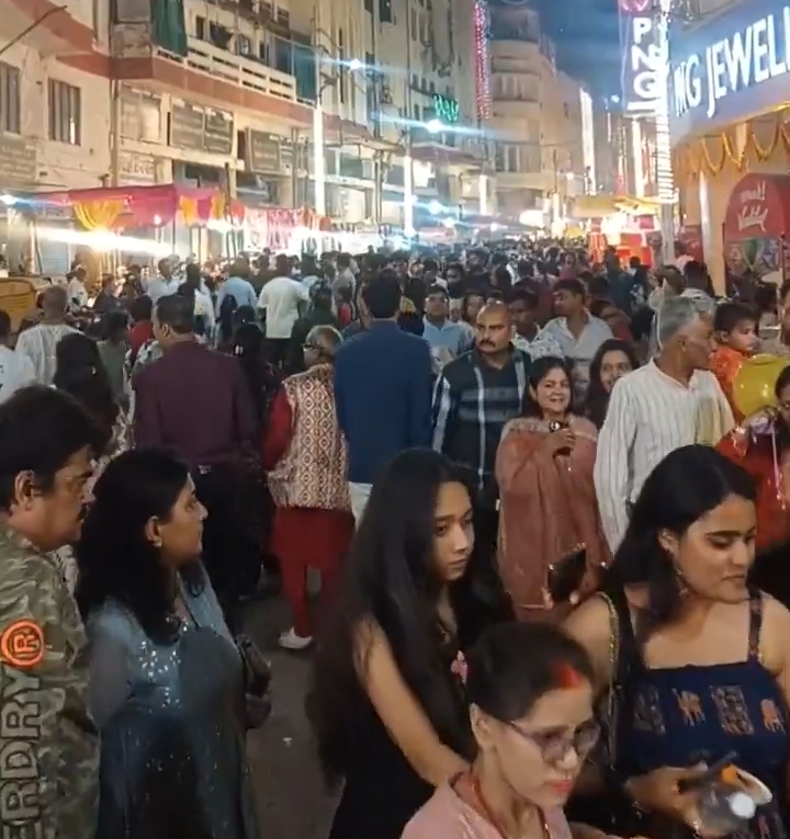 बिरहाना रोड स्थित बाजार में दिखी लोगों से भरी खचाखच भीड़ बिरहाना रोड स्थित बाजार में दिखी लोगों से भरी खचाखच भीड़
