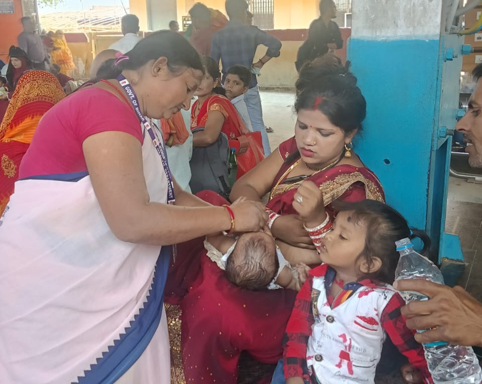 रेलवे स्टेशन पर बच्चो को पोलियो का खुराक देती स्वास्थकर्मी रेलवे स्टेशन पर बच्चो को पोलियो का खुराक देती स्वास्थकर्मी