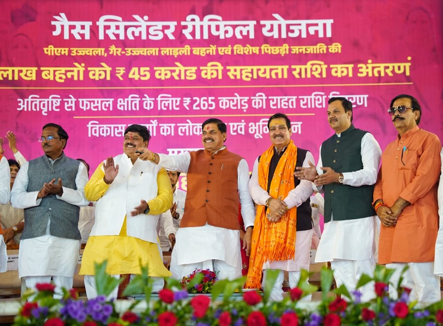 मुख्यमंत्री डॉ. मोहन यादव ने उज्जैन के तराना में किसानों को राहत राशि और अन्य योजनाओं का लाभ अंतरित किया