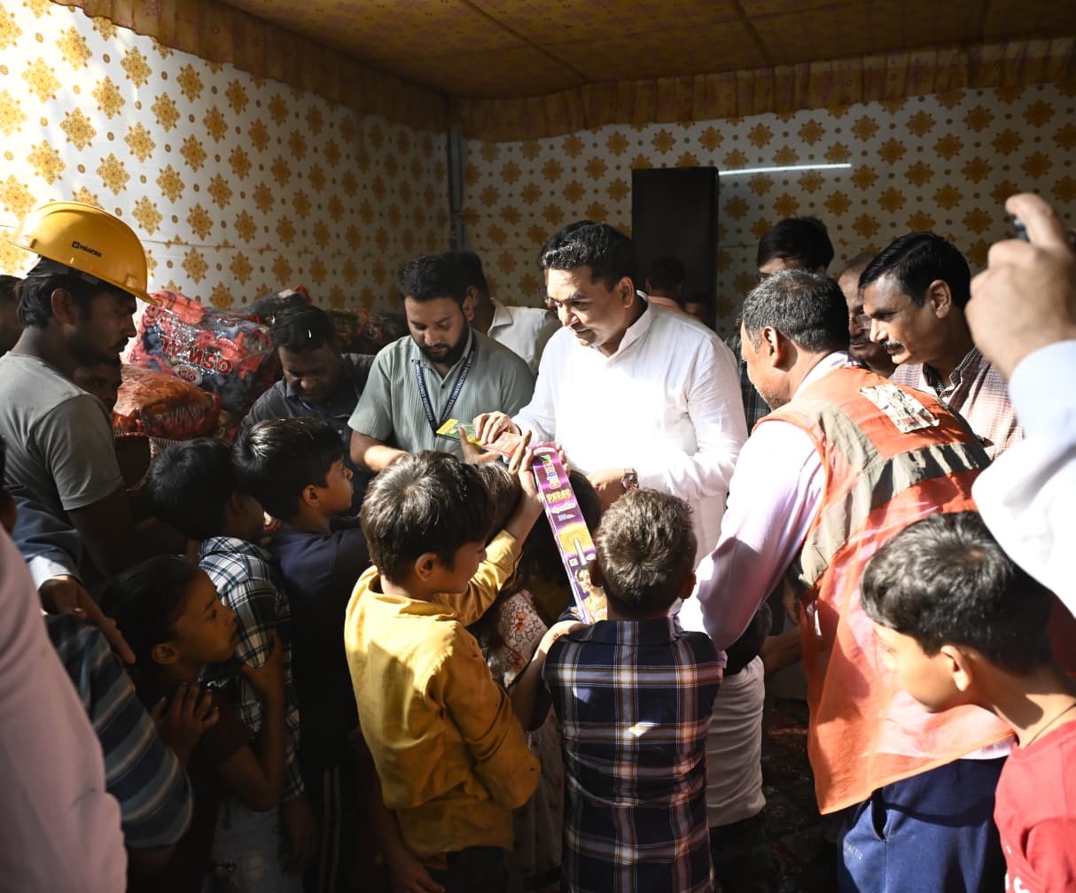 नेताजी नगर स्थित एनबीसीसी निर्माण स्थल पर कार्यरत श्रमिकों के साथ दीपावली मानते मंत्री कपिल मिश्रा नेताजी नगर स्थित एनबीसीसी निर्माण स्थल पर कार्यरत श्रमिकों के साथ दीपावली मानते मंत्री कपिल मिश्रा