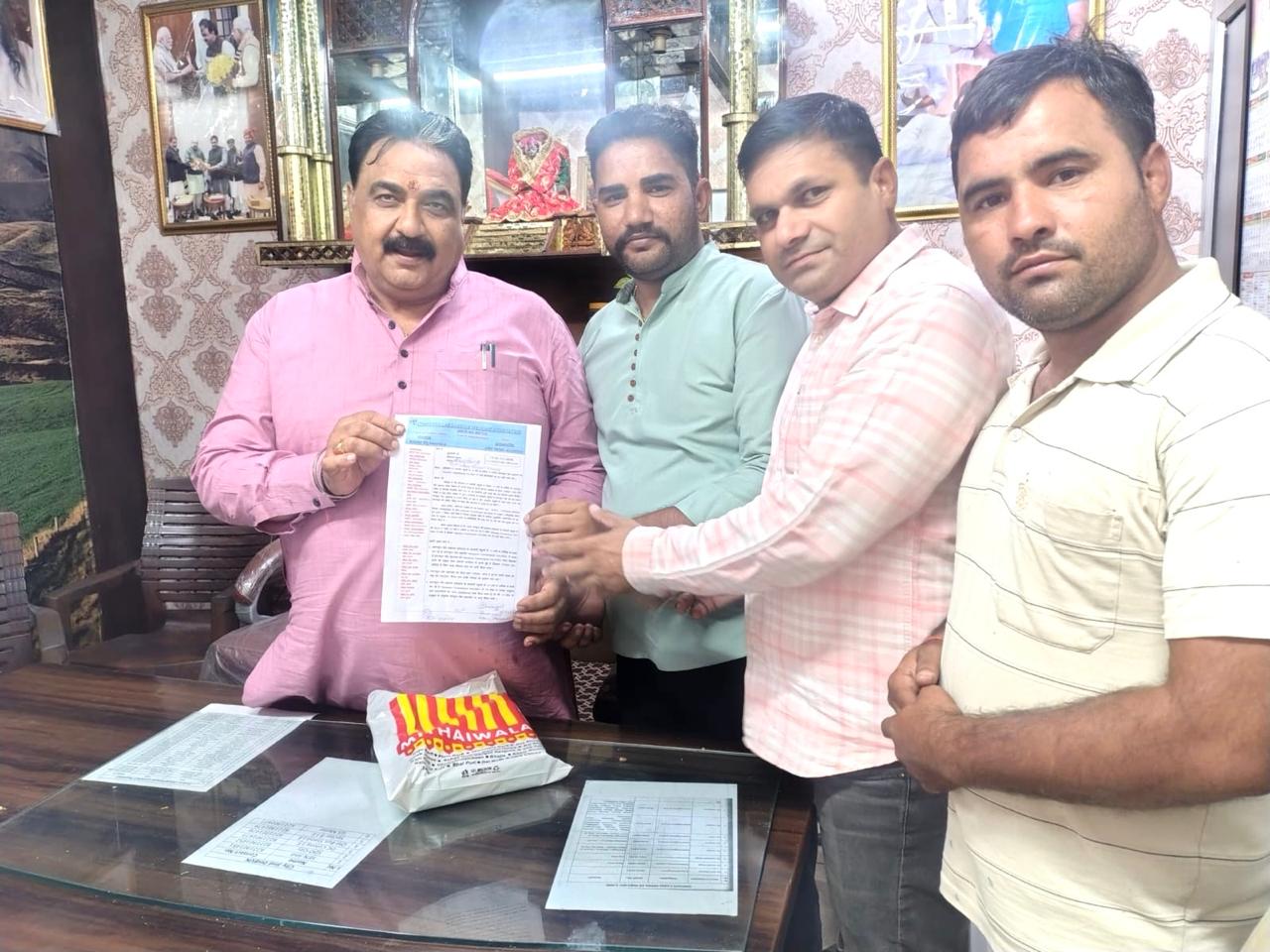 डिप्टी स्पीकर को ज्ञापन सौंपते हुए। डिप्टी स्पीकर को ज्ञापन सौंपते हुए।