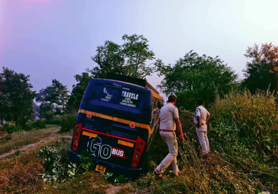 होकर पेड़ से टकराई,कंडक्टर सहित दो घायल होकर पेड़ से टकराई,कंडक्टर सहित दो घायल