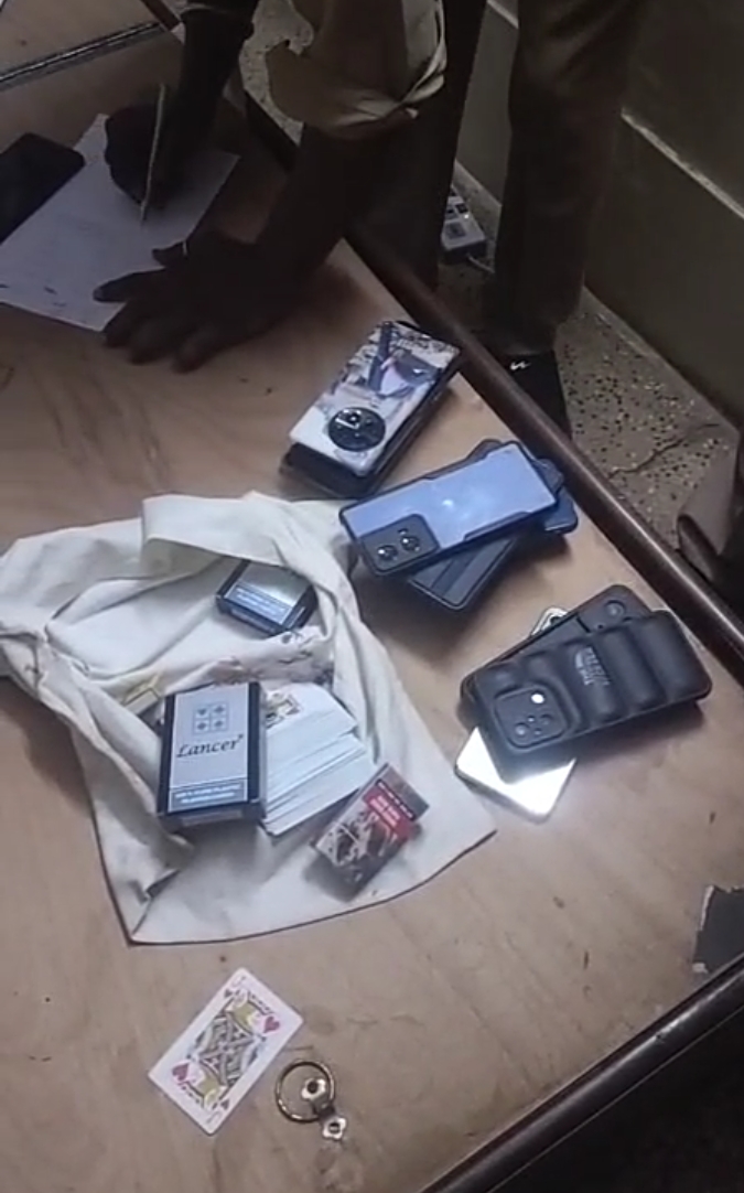 जुआफड़ पर पुलिस का छापा,13 गिरफ्तार जुआफड़ पर पुलिस का छापा,13 गिरफ्तार