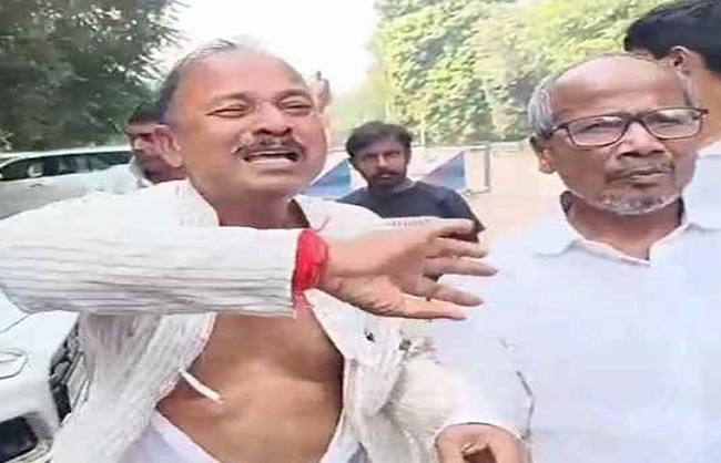 RJD leader Madan Sah protesting by tearing his kurta after not getting ticket. RJD leader Madan Sah protesting by tearing his kurta after not getting ticket.
