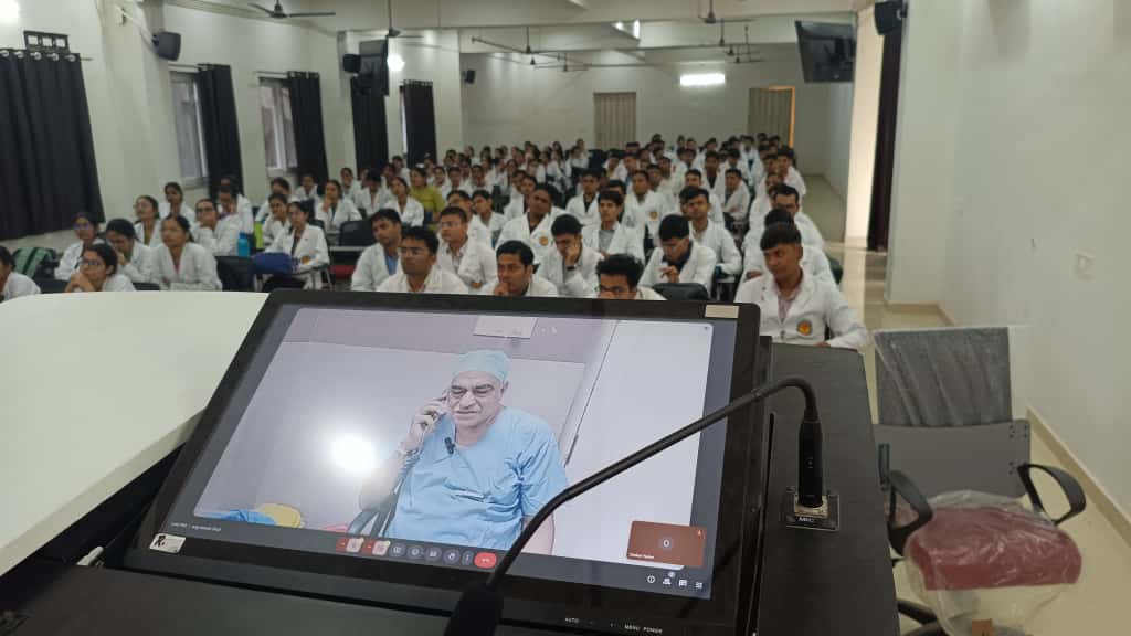 प्रसिद्ध कैंसर सर्जन डॉ. संजय माहेश्वरी ने की सर्जरी, साथ में लाइव चली एमबीबीएस की क्लास* प्रसिद्ध कैंसर सर्जन डॉ. संजय माहेश्वरी ने की सर्जरी, साथ में लाइव चली एमबीबीएस की क्लास*