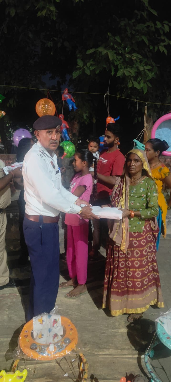 झुग्गी झोपड़ी निवासियों को दिवाली की मिठाई भेंट करते यातायात पुलिस के कर्मचारी। झुग्गी झोपड़ी निवासियों को दिवाली की मिठाई भेंट करते यातायात पुलिस के कर्मचारी।