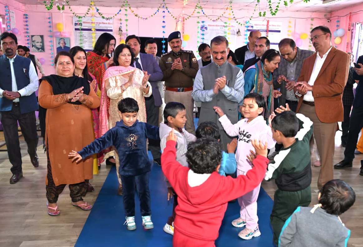 मुख्यमंत्री बाल आश्रम में बच्चों संग दिवाली मनाते मुख्यमंत्री बाल आश्रम में बच्चों संग दिवाली मनाते