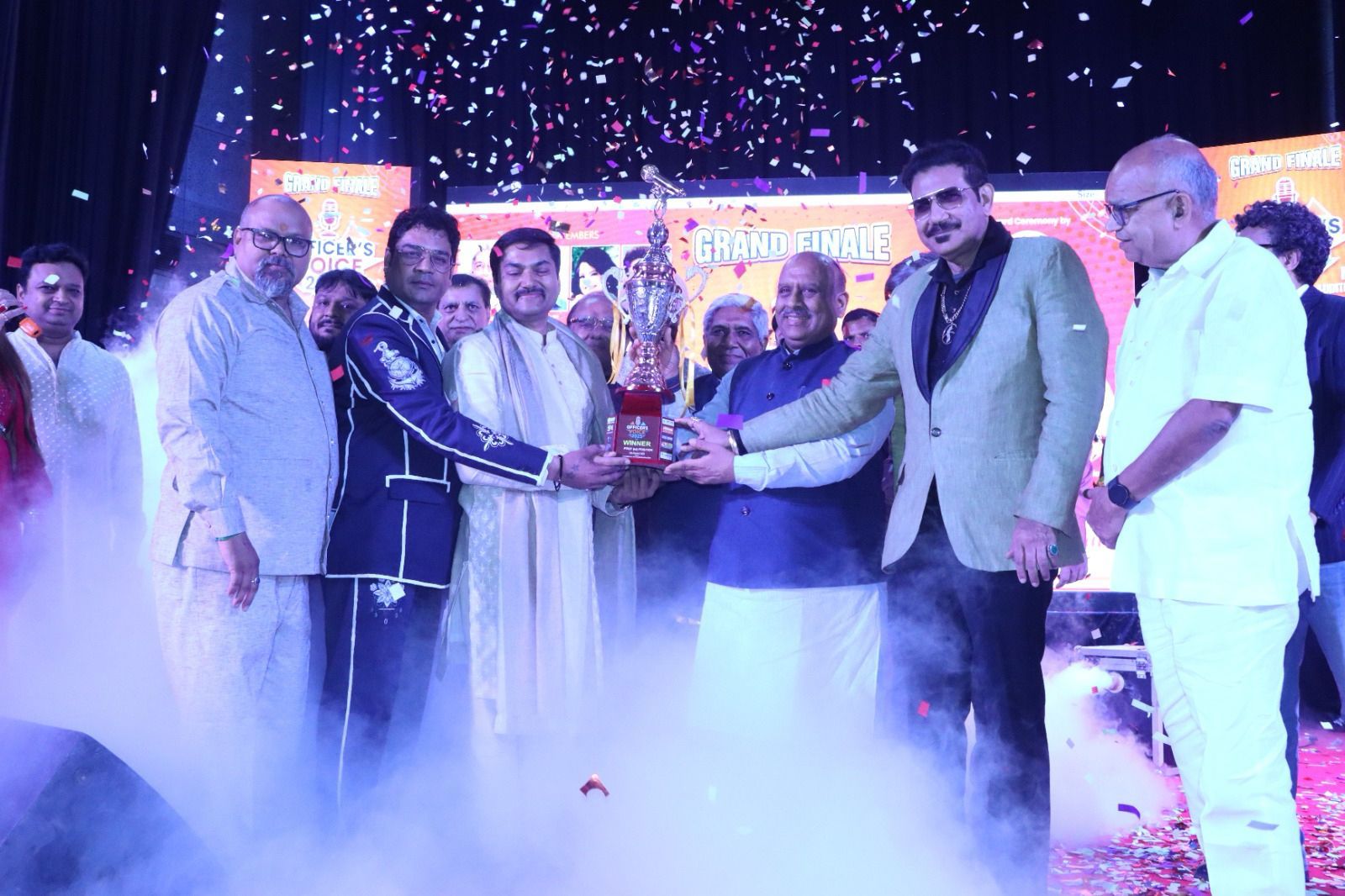 नई दिल्ली स्थित एनसीयूआई ऑडिटोरियम में दिल्ली विधानसभा के सचिव रणजीत सिंह को विधानसभा अध्यक्ष विजेंद्र गुप्ता और न्यायमूर्ति सुधीर अग्रवाल ऑफिसर्स वॉइस-2025 कीट्रॉफी देते हुए नई दिल्ली स्थित एनसीयूआई ऑडिटोरियम में दिल्ली विधानसभा के सचिव रणजीत सिंह को विधानसभा अध्यक्ष विजेंद्र गुप्ता और न्यायमूर्ति सुधीर अग्रवाल ऑफिसर्स वॉइस-2025 कीट्रॉफी देते हुए