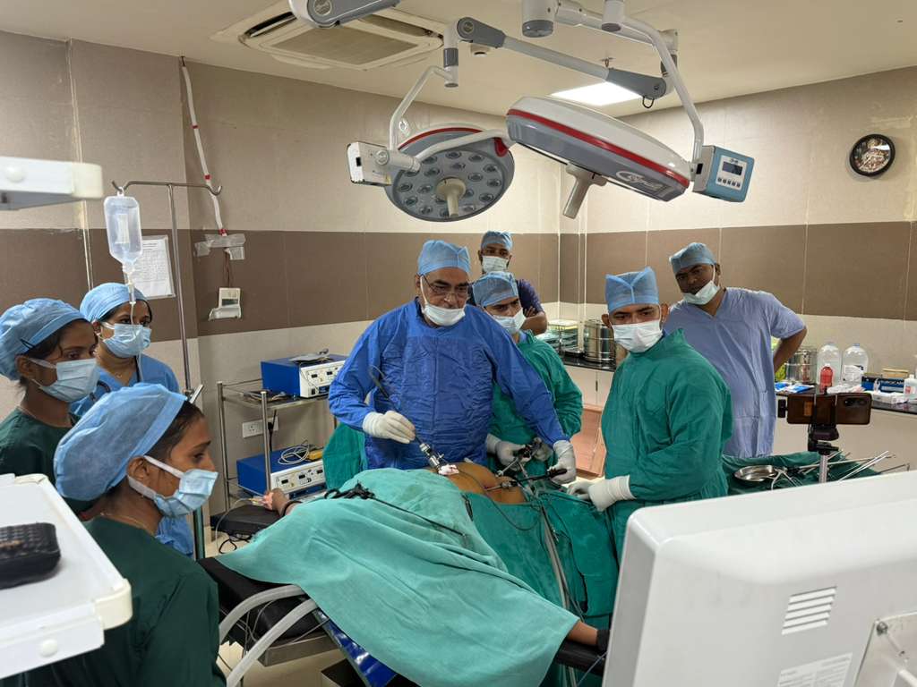 प्रसिद्ध कैंसर सर्जन डॉ. संजय माहेश्वरी ने की सर्जरी, साथ में लाइव चली एमबीबीएस की क्लास* प्रसिद्ध कैंसर सर्जन डॉ. संजय माहेश्वरी ने की सर्जरी, साथ में लाइव चली एमबीबीएस की क्लास*