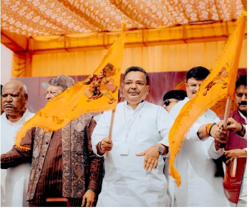 शोभायात्रा को झण्डा दिखाते जयवीर सिंह शोभायात्रा को झण्डा दिखाते जयवीर सिंह