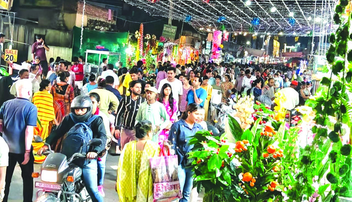 खरीददारी करते लोग खरीददारी करते लोग