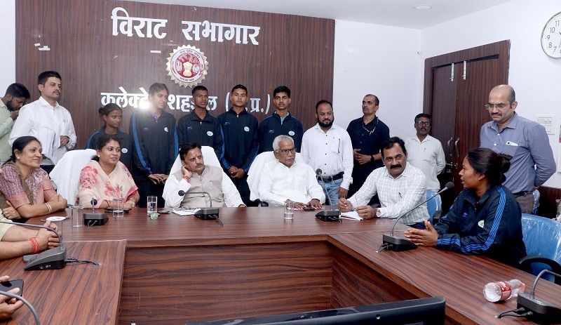 उप मुख्यमंत्री शुक्ल ने जर्मनी से लौटे फुटबॉल खिलाड़ियों से की मुलाकात उप मुख्यमंत्री शुक्ल ने जर्मनी से लौटे फुटबॉल खिलाड़ियों से की मुलाकात