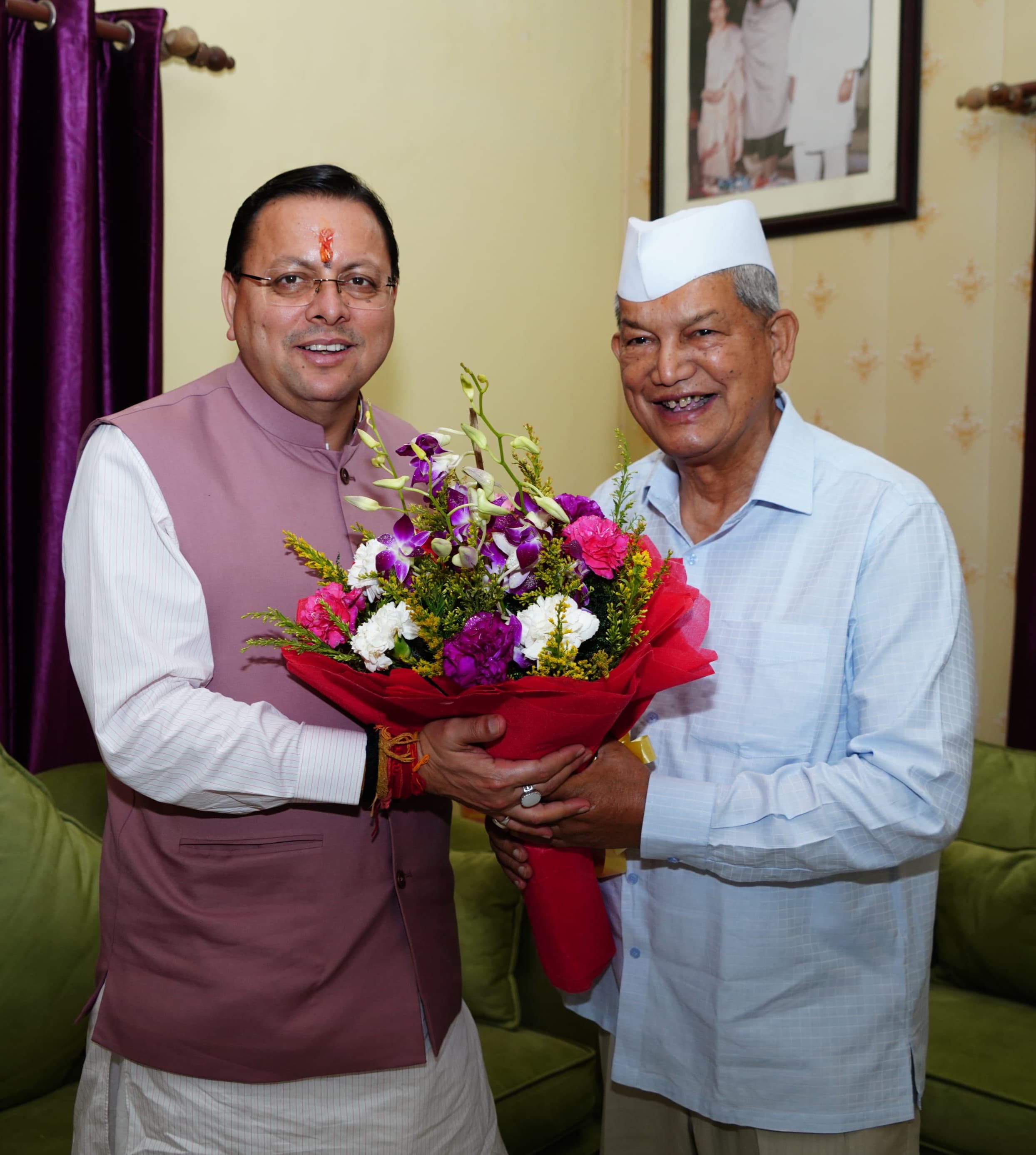 मुख्यमंत्री धामी हरीश रावत से भेंट करते। मुख्यमंत्री धामी हरीश रावत से भेंट करते।