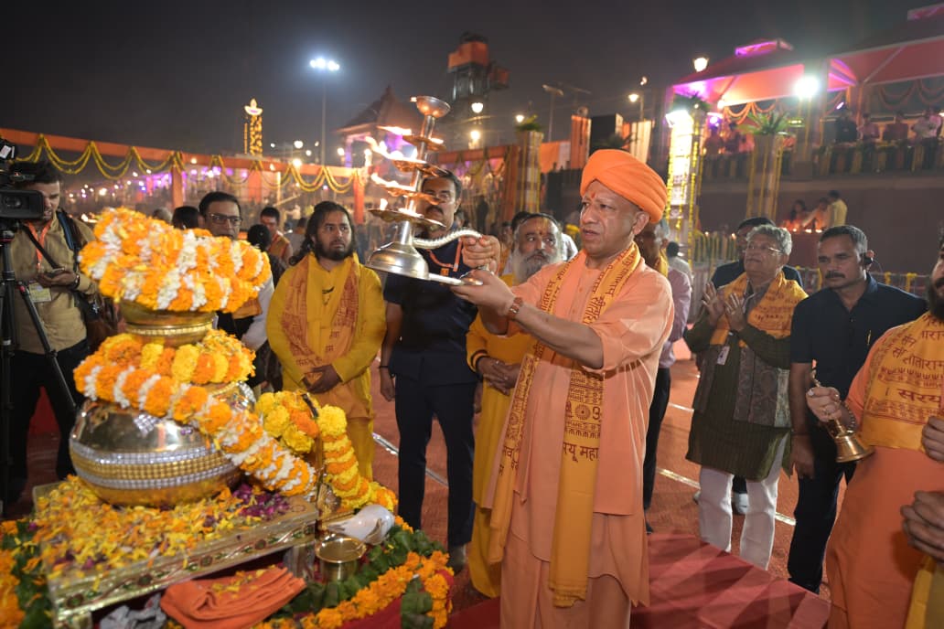 मुख्य मंत्री योगी आरती करते हुए मुख्य मंत्री योगी आरती करते हुए