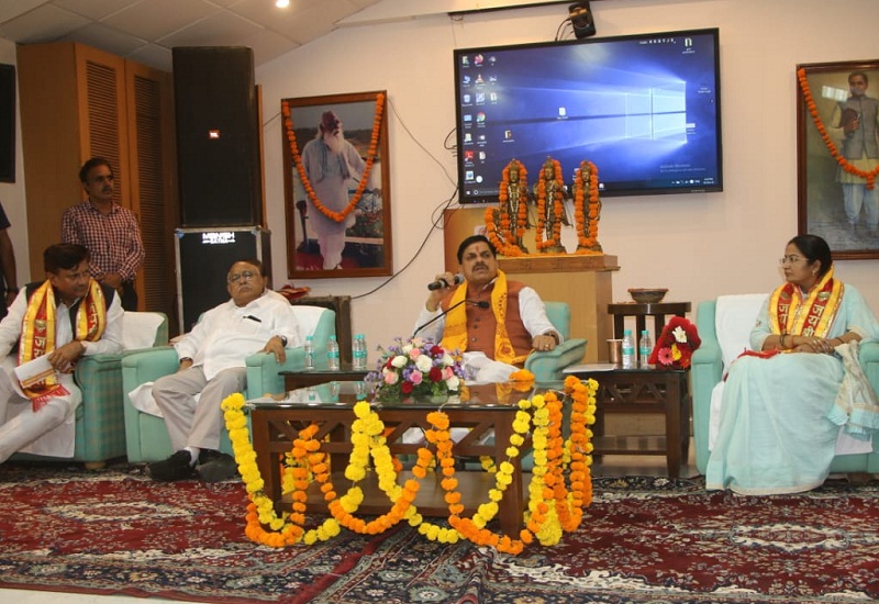 मुख्यमंत्री ने चित्रकूट के विकास के संबंध में संतों तथा प्रबुद्धजनों से किया संवाद मुख्यमंत्री ने चित्रकूट के विकास के संबंध में संतों तथा प्रबुद्धजनों से किया संवाद