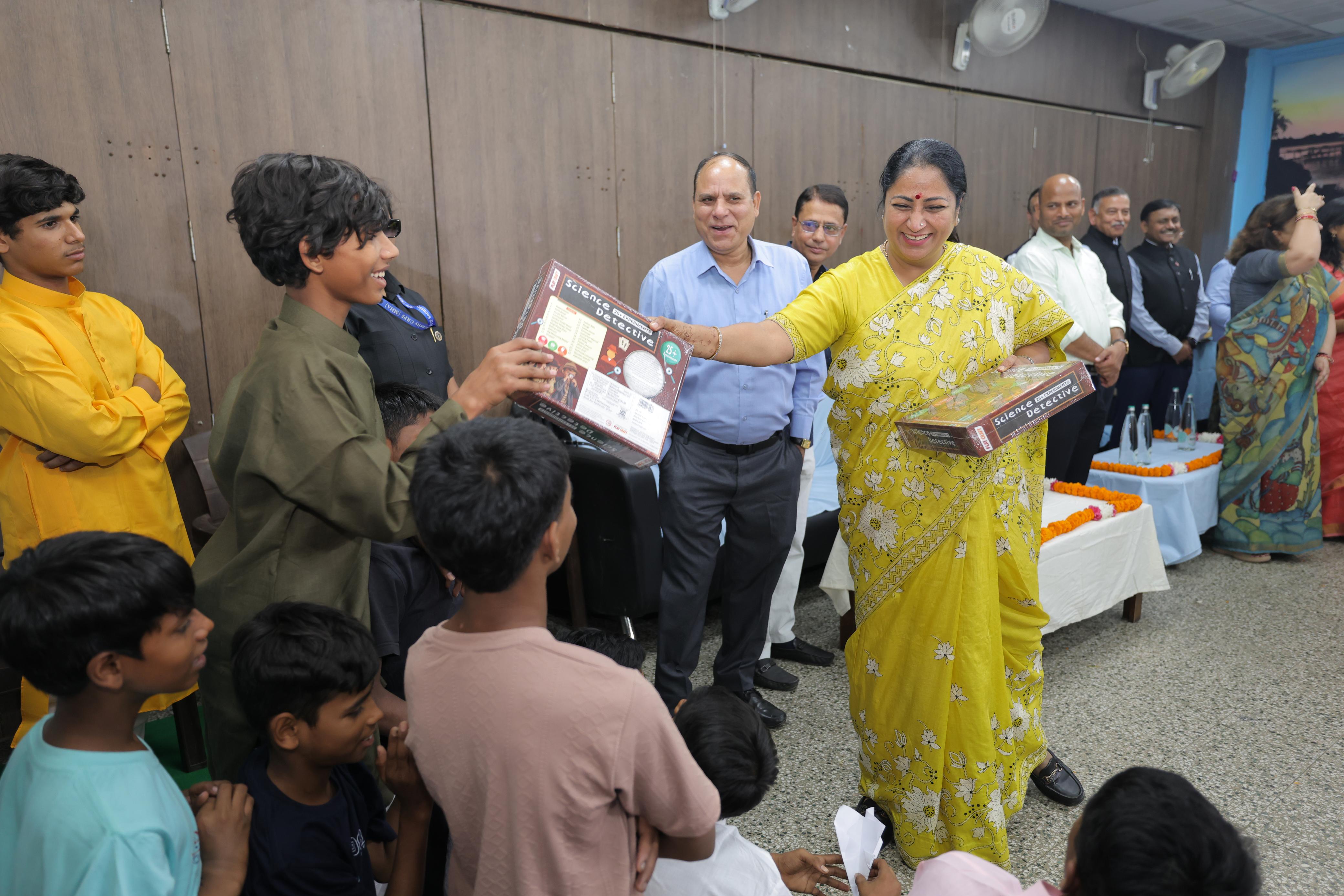 तीस हजारी स्थित दिल्ली मेट्रो रेल निगम (डीएमआरसी) के चिल्ड्रन होम फॉर ऑर्फनेज बॉयज में बच्चों को उपहार देती मुख्यमंत्री रेखा गुप्ता तीस हजारी स्थित दिल्ली मेट्रो रेल निगम (डीएमआरसी) के चिल्ड्रन होम फॉर ऑर्फनेज बॉयज में बच्चों को उपहार देती मुख्यमंत्री रेखा गुप्ता