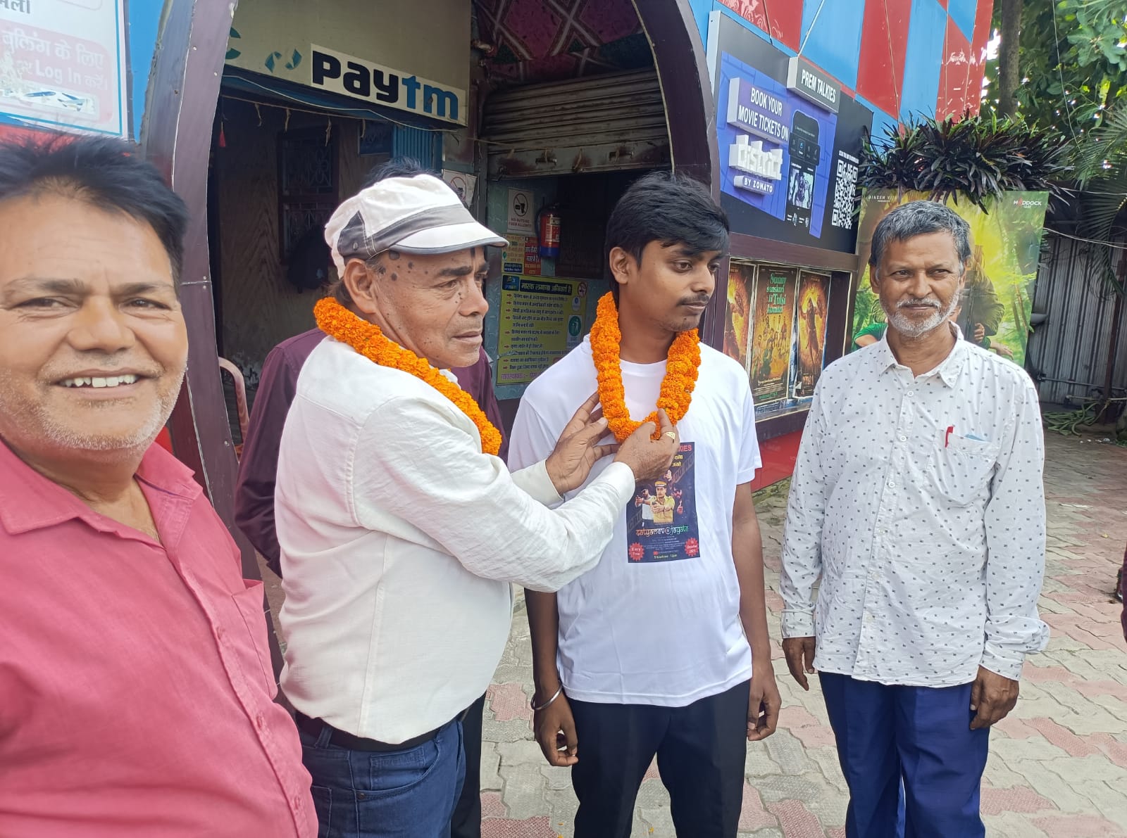 अररिया फोटो:गौतम केशरी का स्वागत करते रामकुमार भगत