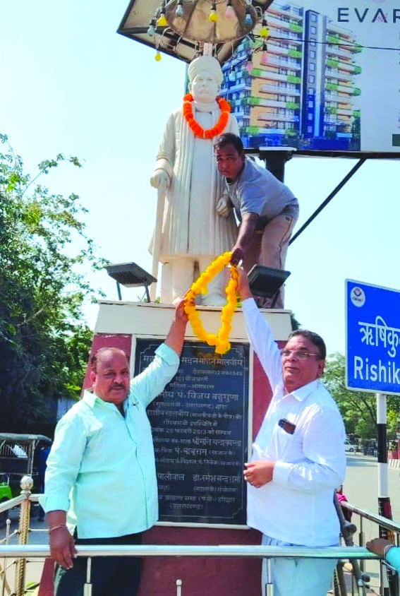प्रतिमा की सफाई करते हुए प्रतिमा की सफाई करते हुए