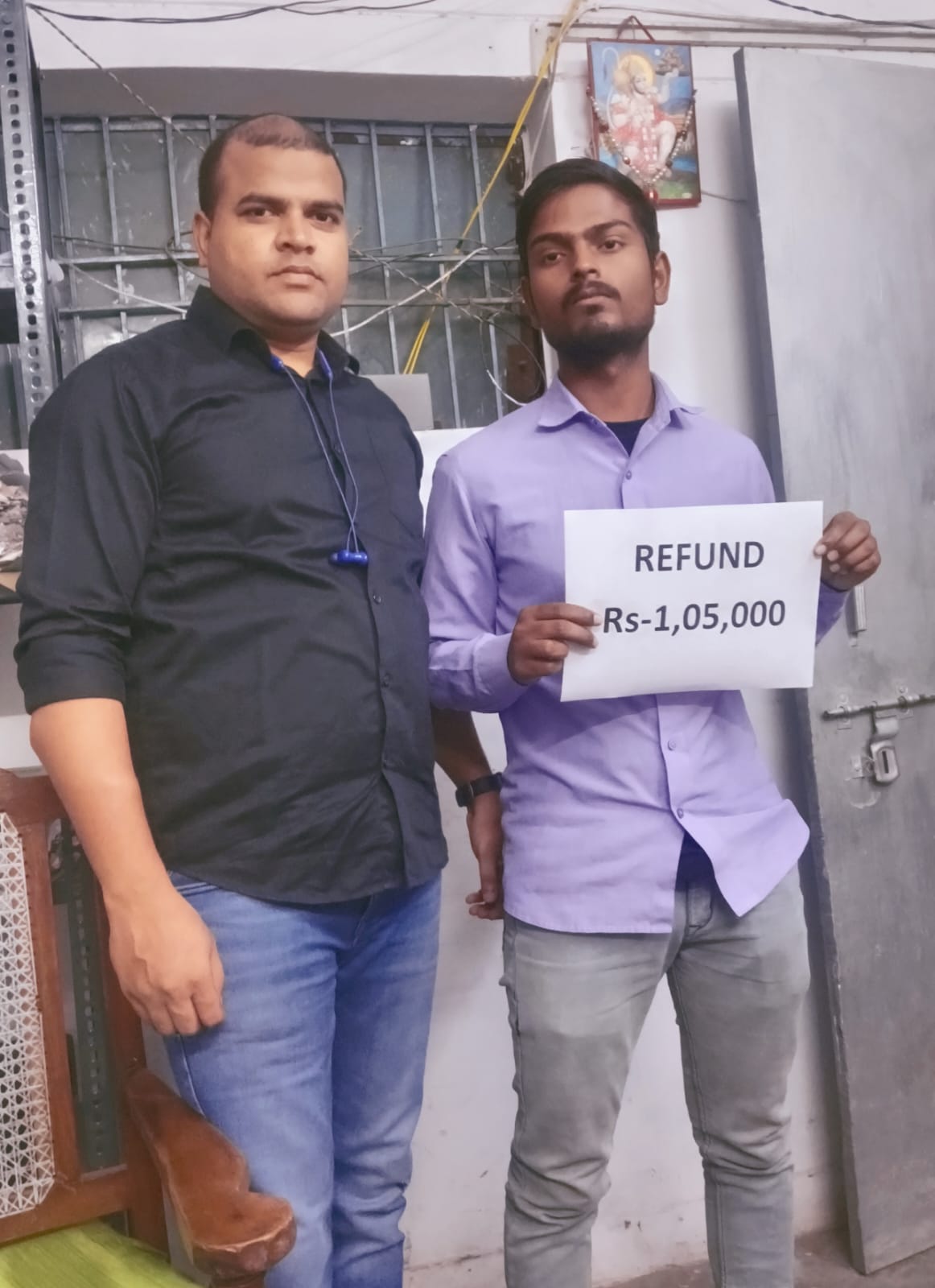साइबर सेल टीम के प्रति आभार जताते पीडित अभिषेक। साइबर सेल टीम के प्रति आभार जताते पीडित अभिषेक।