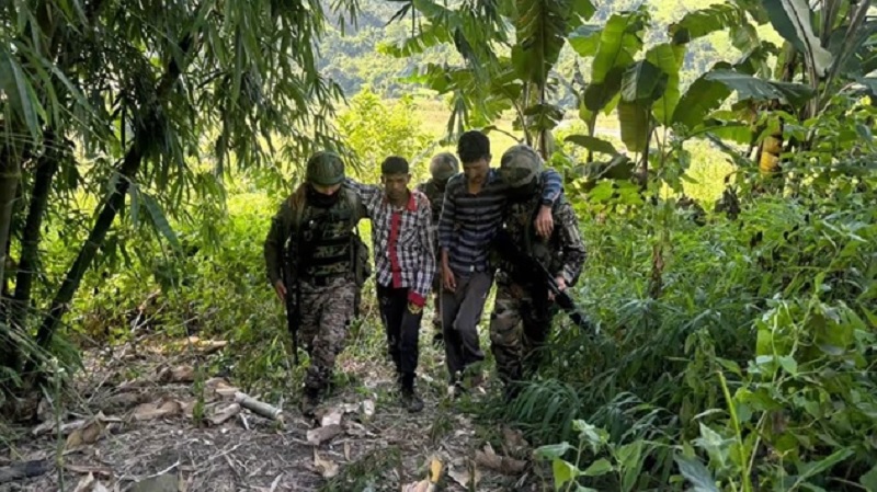 अरुणाचल- असम रायफल्स द्वारा उग्रवादियों के चंगुल से सकुशल बचाए गये दो श्रमिकों को जंगल से बाहर लेकर आते सुरक्षा कर्मी अरुणाचल- असम रायफल्स द्वारा उग्रवादियों के चंगुल से सकुशल बचाए गये दो श्रमिकों को जंगल से बाहर लेकर आते सुरक्षा कर्मी