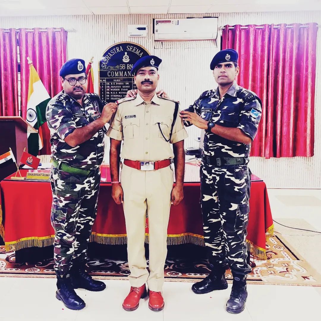 अररिया फोटो:प्रोन्नत प्राप्त अधिकारी को बेच पहनाते कमांडेंट अररिया फोटो:प्रोन्नत प्राप्त अधिकारी को बेच पहनाते कमांडेंट