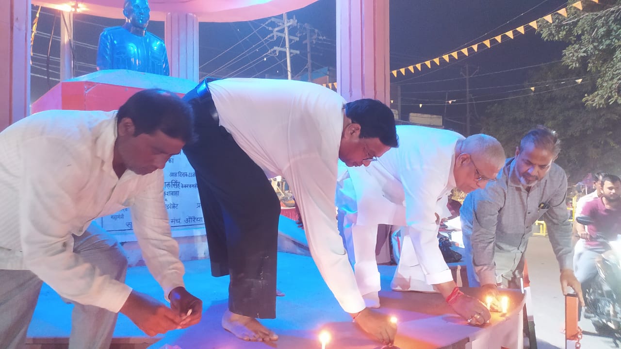 दीपों को जगमगाते हुए नगर पालिका अध्यक्ष अनूप गुप्ता दीपों को जगमगाते हुए नगर पालिका अध्यक्ष अनूप गुप्ता