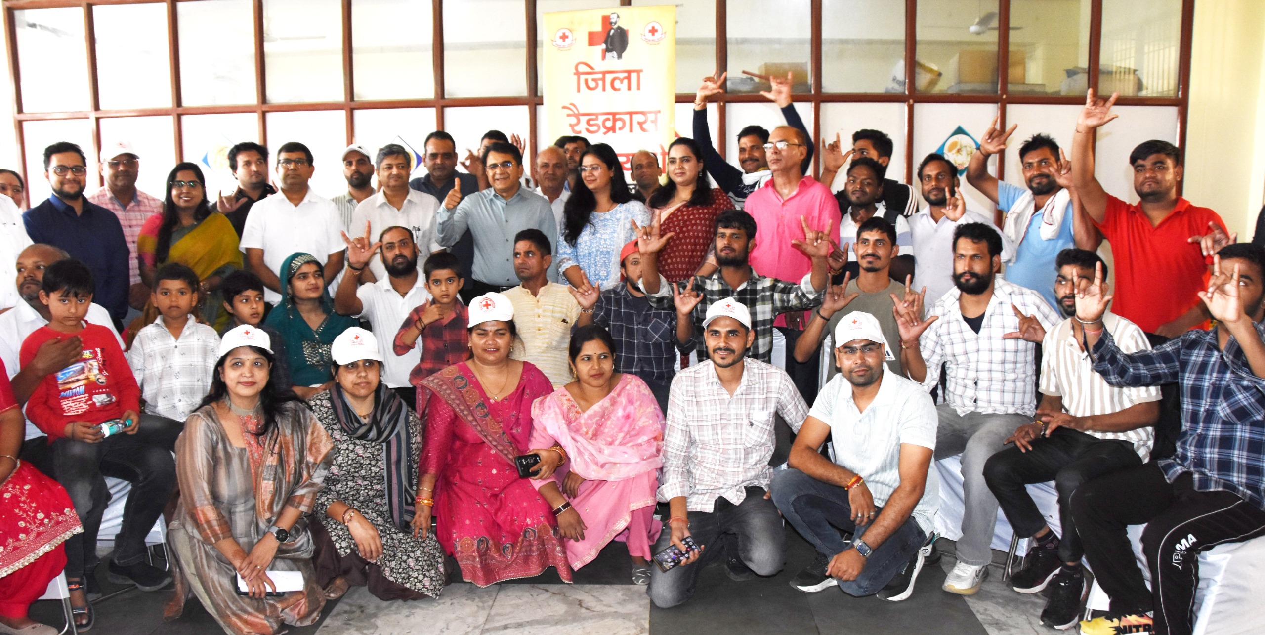 जिला उपायुक्त डॉ हरीश कुमार वशिष्ठ मुख बधिर बच्चों के साथ दीपावली मनाते हुए जिला उपायुक्त डॉ हरीश कुमार वशिष्ठ मुख बधिर बच्चों के साथ दीपावली मनाते हुए