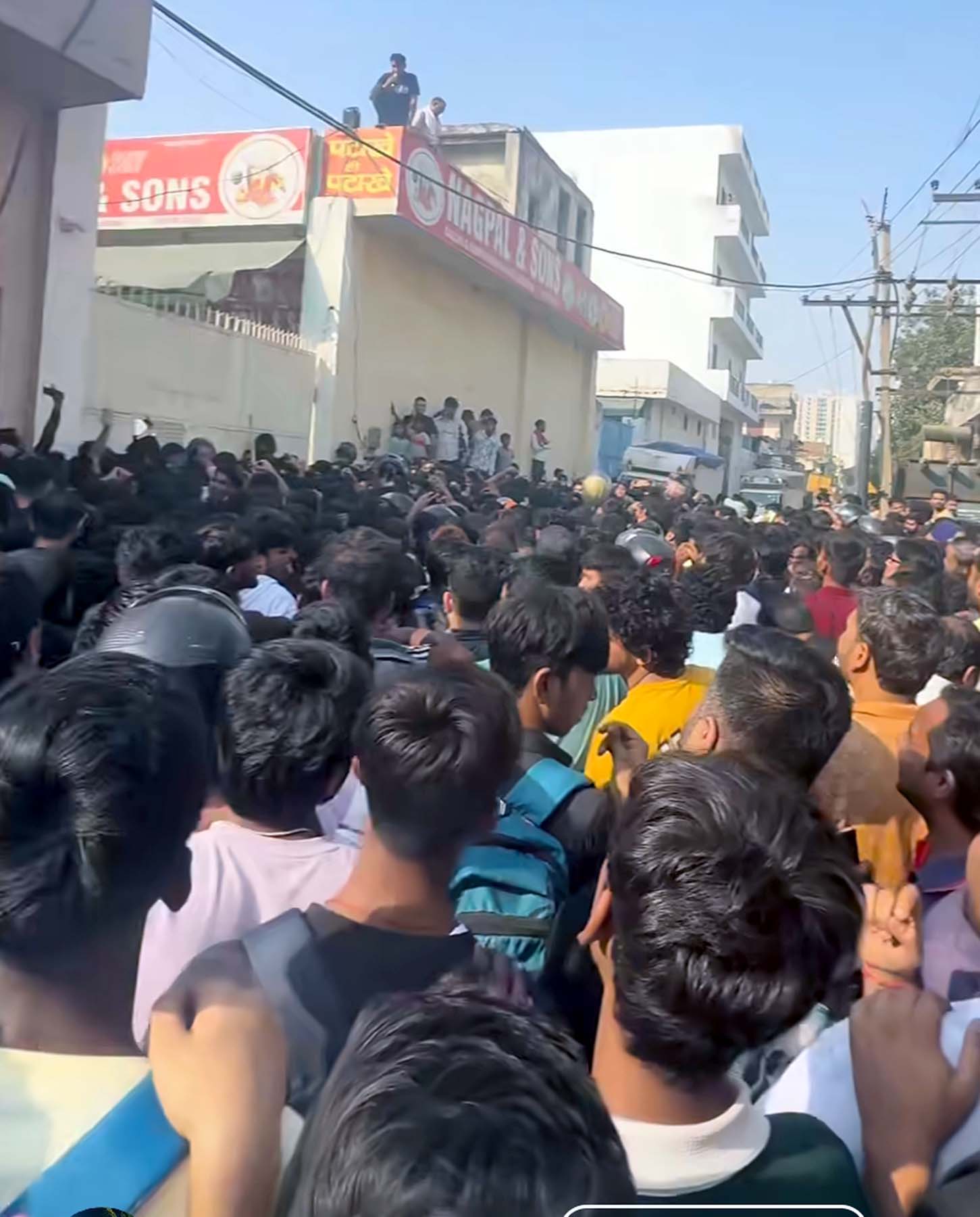 गुरुग्राम में पटाखा गोदाम खुलने से पहले गोदाम के बाहर लगी भारी भीड़। गुरुग्राम में पटाखा गोदाम खुलने से पहले गोदाम के बाहर लगी भारी भीड़।