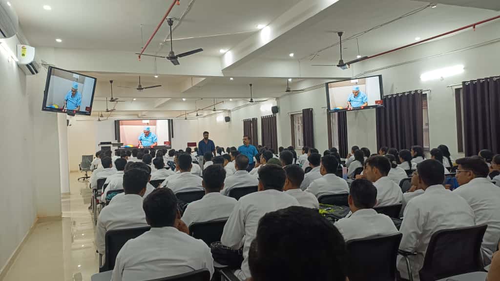 प्रसिद्ध कैंसर सर्जन डॉ. संजय माहेश्वरी ने की सर्जरी, साथ में लाइव चली एमबीबीएस की क्लास* प्रसिद्ध कैंसर सर्जन डॉ. संजय माहेश्वरी ने की सर्जरी, साथ में लाइव चली एमबीबीएस की क्लास*