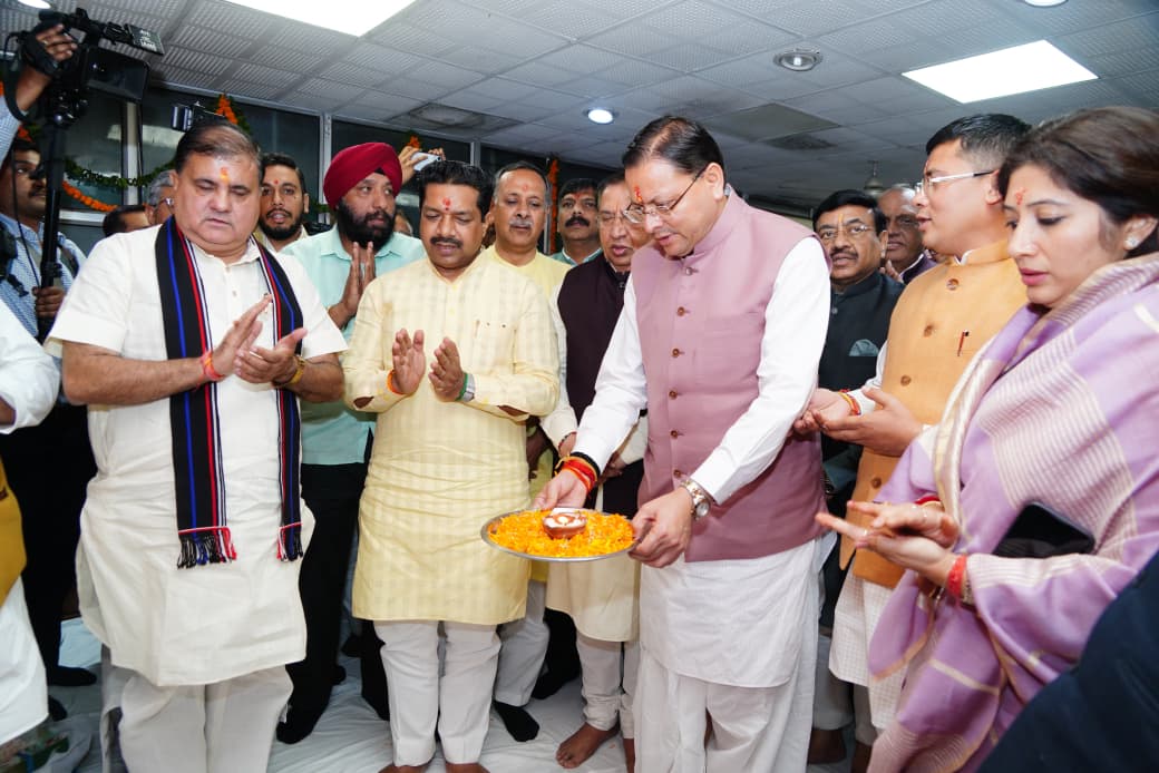 दीपावली पूजन करते मुख्यमंत्री। दीपावली पूजन करते मुख्यमंत्री।