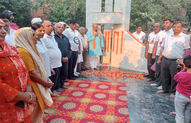 शहीदों को नमन करते विधायक लक्ष्मण सिंह यादव व अन्य। शहीदों को नमन करते विधायक लक्ष्मण सिंह यादव व अन्य।