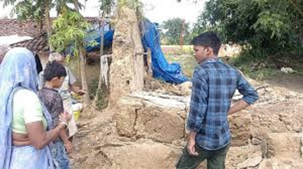 सतना में पुराने मकान की दीवार ढही सतना में पुराने मकान की दीवार ढही