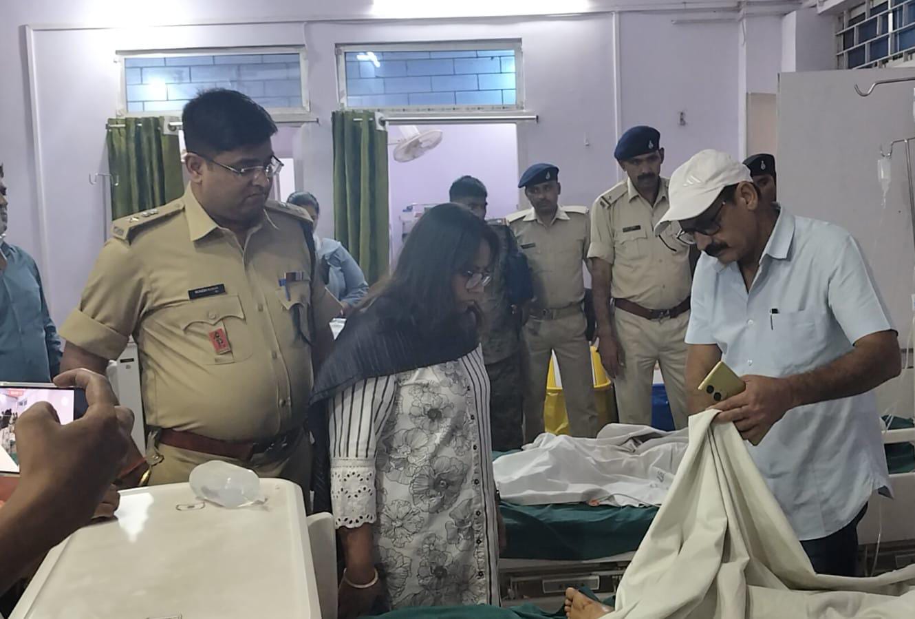 अस्पताल में डीसी और एसपी अस्पताल में डीसी और एसपी