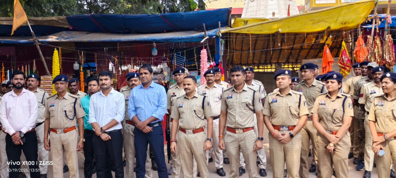 समूह में खड़े हुए प्रशासनिक अधिकारी कर्मचारी। समूह में खड़े हुए प्रशासनिक अधिकारी कर्मचारी।