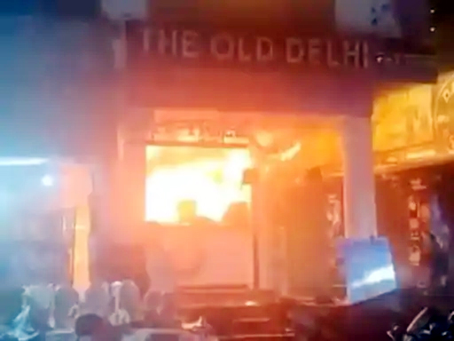 रेस्टोरेंट में लगी आग का दृश्य। रेस्टोरेंट में लगी आग का दृश्य।