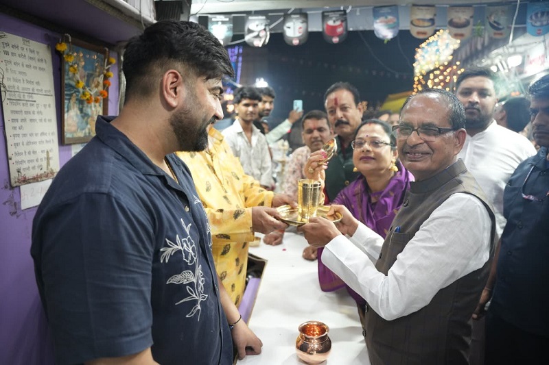 केन्द्रीय कृषि मंत्री शिवराज सिंह भी पत्नी के साथ खरीदारी करने पहुंचे बाजार केन्द्रीय कृषि मंत्री शिवराज सिंह भी पत्नी के साथ खरीदारी करने पहुंचे बाजार