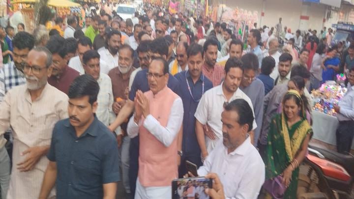 विदिशाः केन्द्रीय मंत्री चौहान ने दीपोत्सव पर्व पर व्यापारियों और नागरिकों की दी शुभकामनाएं विदिशाः केन्द्रीय मंत्री चौहान ने दीपोत्सव पर्व पर व्यापारियों और नागरिकों की दी शुभकामनाएं