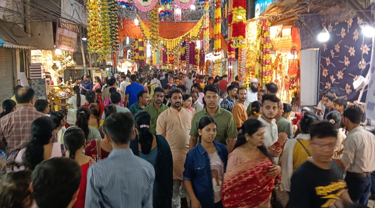 छोटी दीपावली पर बर्तन बाजार में लोगों की भीड़। छोटी दीपावली पर बर्तन बाजार में लोगों की भीड़।