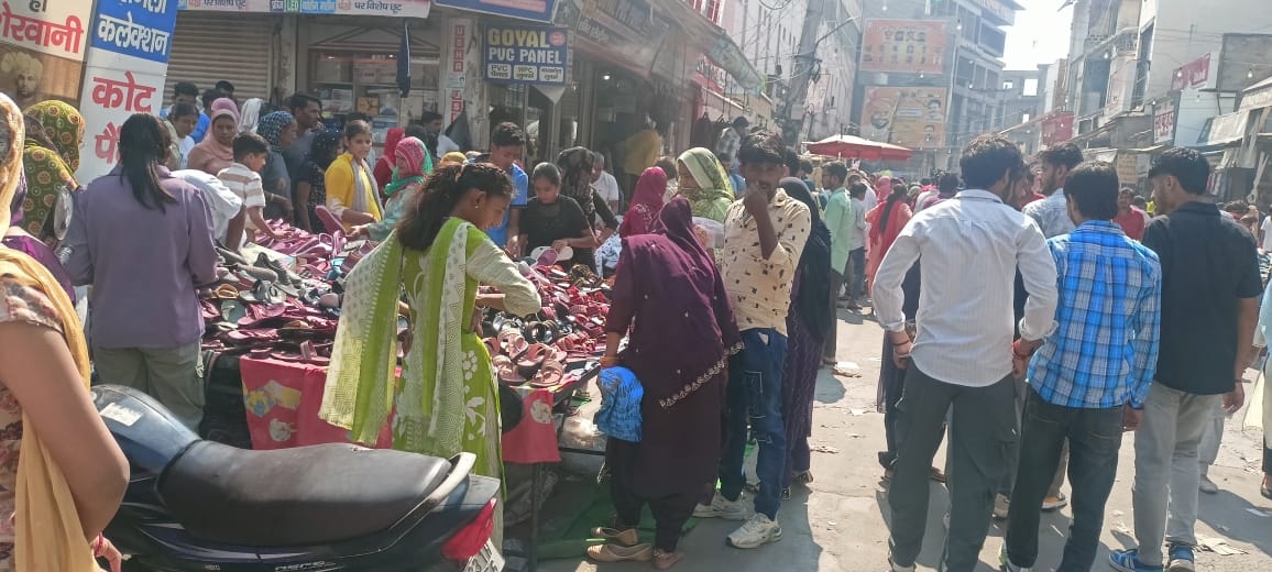 दीपावली पर्व पर बाजार में उमड़ी भीड़। दीपावली पर्व पर बाजार में उमड़ी भीड़।