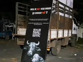 दीपोत्सव के पूर्व सड़कों पर दूध शाकाहार नहीं है के पोस्टर लगाकर माहौल बिगड़ने की कोशिश, तीन युवक हिरासत में दीपोत्सव के पूर्व सड़कों पर दूध शाकाहार नहीं है के पोस्टर लगाकर माहौल बिगड़ने की कोशिश, तीन युवक हिरासत में